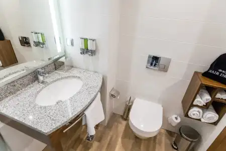 Hampton by Hilton - 11