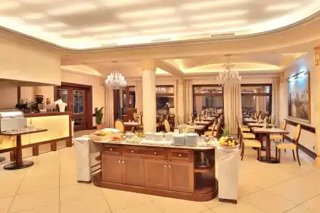 Retro Riverside Wellness Resort - 11