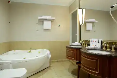 Crowne Plaza -, an IHG - 76
