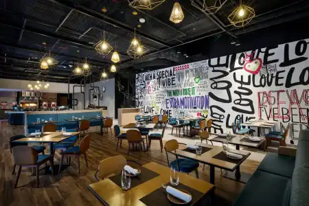 Aloft Airport - 19