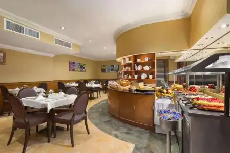 Howard Johnson by Wyndham Abu Dhabi - 9