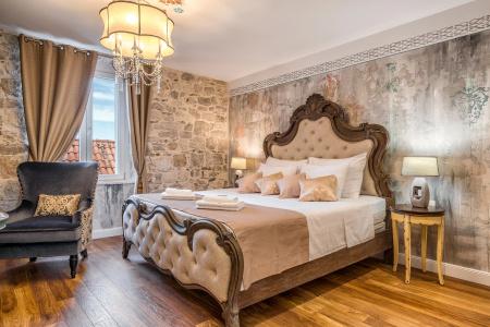 Plaza Marchi Old Town - Mag Quaint & Elegant Boutiques - 74