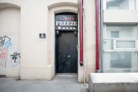 HB Freeze Inn - 18