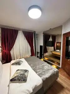 Corner Hot - 38