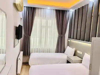 Crowned Plus - 52