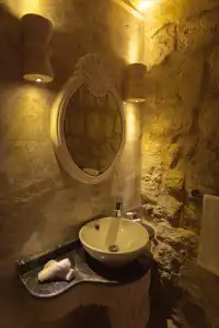 Solo Cave Suites - 9