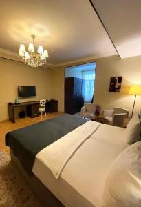 Golden Street - 27