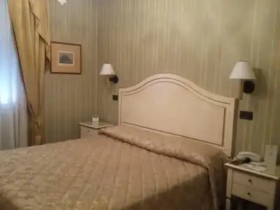 Carlton Capri - 24