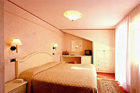 Carlton Capri - 39