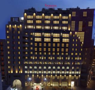 Ramada & Suites by Wyndham - 10