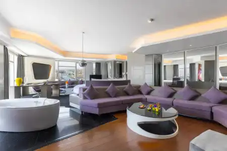 V, Curio Collection by Hilton - 28