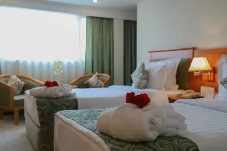 Ramada by Wyndham - 8