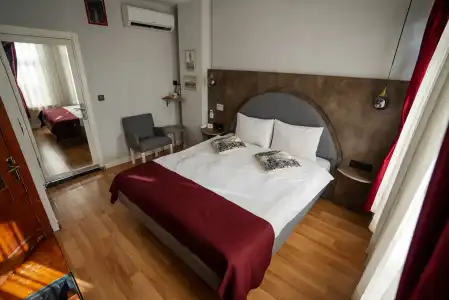 Corner Hot - 50