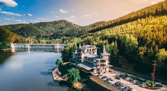 Retro Riverside Wellness Resort - 0