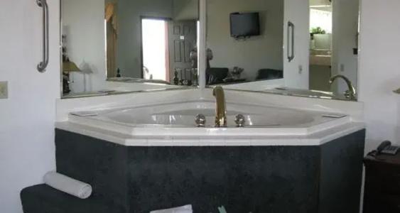 Breakers Boutique Inn - 139