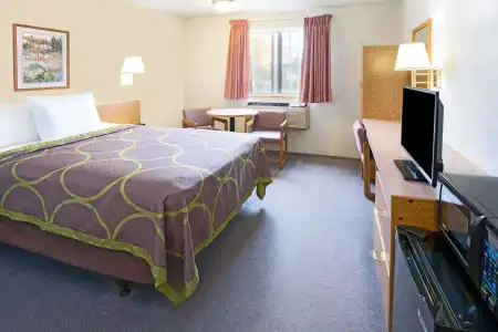 Super 8 Redmond - 18