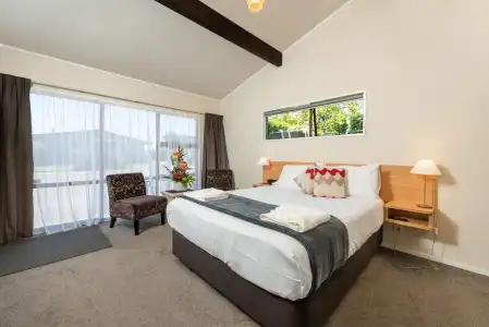 Cobblestone Court Motel – Wenzel Motels - 109