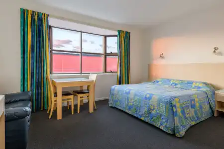 Mayfair Plaza Motel - 108