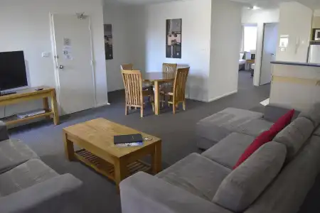 Beachside Holiday Apartments - 23