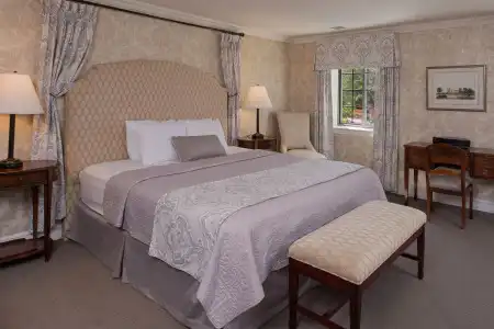 Red Coach Inn - 2
