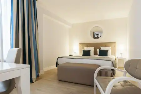 LATROUPE Grand Place Hostel - 38