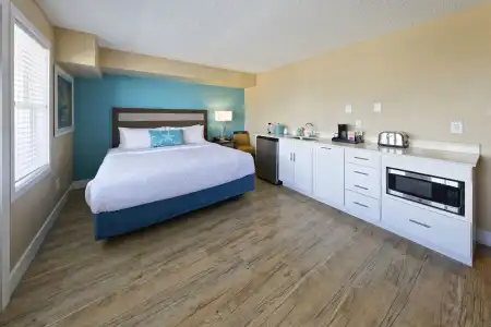 Commander & Suites - 123