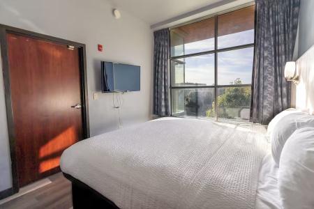 Days Inn & Suites by Wyndham Milwaukee - 26