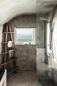 West East Suites - 102