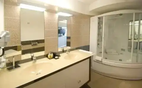 Premier & Suites - 63