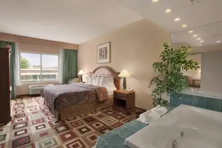 Days Inn & Suites by Wyndham Albany - 32