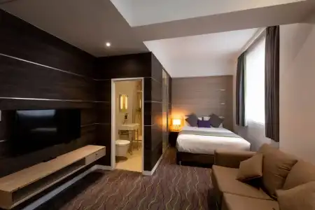 The Wesley Euston - 66