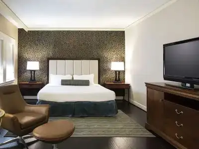 The Whitehall Houston - 31
