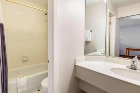 La Quinta Inn by Wyndham El Paso West - 34