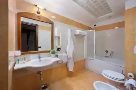 Ulisse Deluxe Hostel - 51