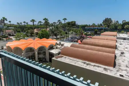 Howard Johnson by Wyndham Anaheim and Water Playground - 69
