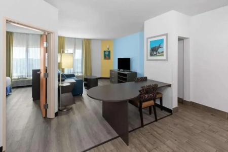 Days Inn & Suites by Wyndham Lubbock Medical Center - 32