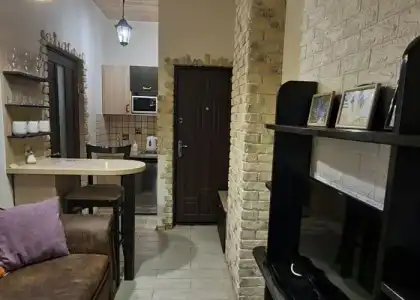 Mini-Glove House - 80