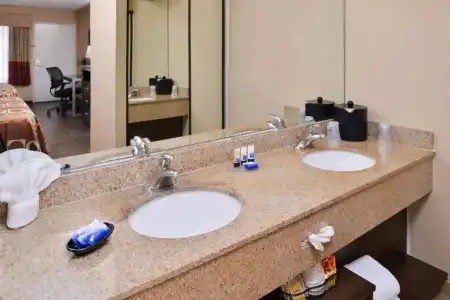 Best Western Plus Raffles Inn & Suites - 37