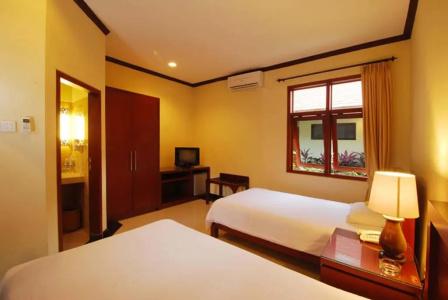 Yulia Beach Inn Kuta - 13