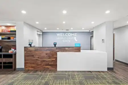 Hampton Inn by Hilton Los Angeles Airport - 16
