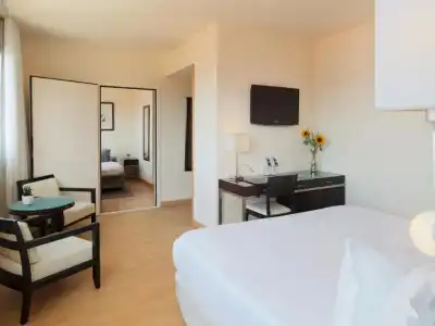H10 Marina Barcelona - 8