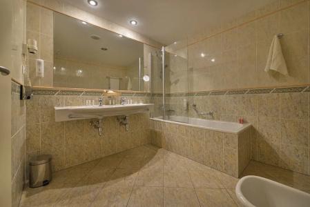 Ramada by Wyndham Prague City Centre - 41