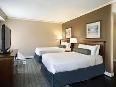 The Whitehall Houston - 33