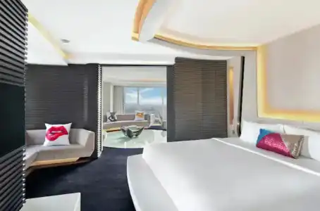 V, Curio Collection by Hilton - 106
