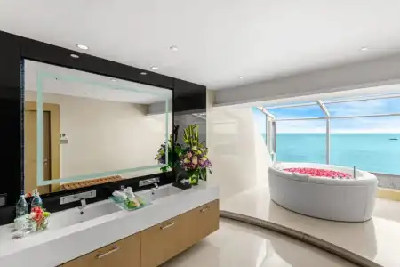 Royal Wing Suites & Spa Pattaya - 36