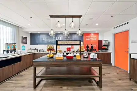 Hampton Inn by Hilton Los Angeles Airport - 9