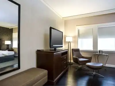 The Whitehall Houston - 35
