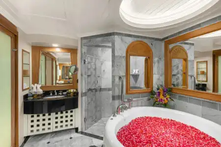 Royal Wing Suites & Spa Pattaya - 24