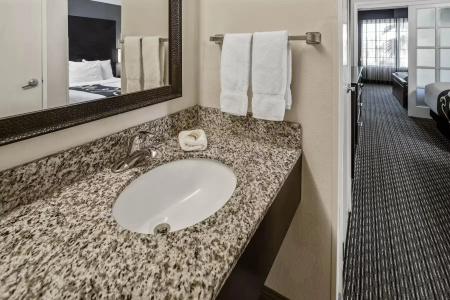 La Quinta Inn & Suites by Wyndham Anaheim - 18