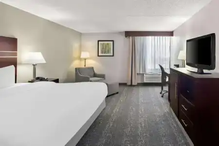 Best Western Luxbury Inn Fort Wayne - 37